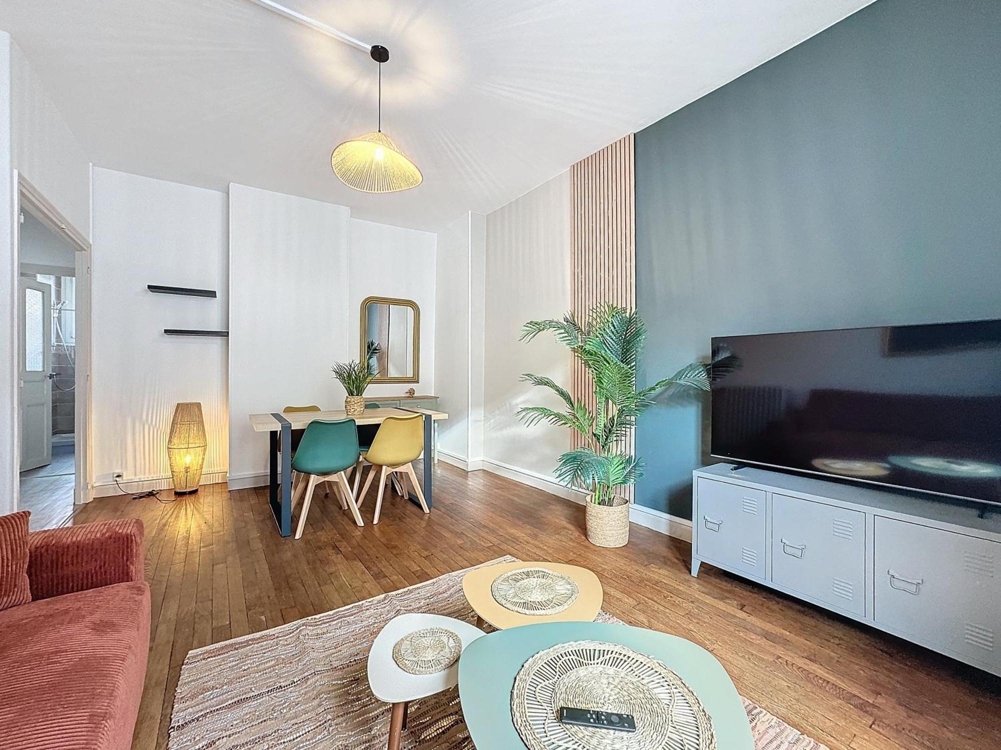 Le 2-F2 Centre Historique Apartment มงต์ลูซง ภายนอก รูปภาพ